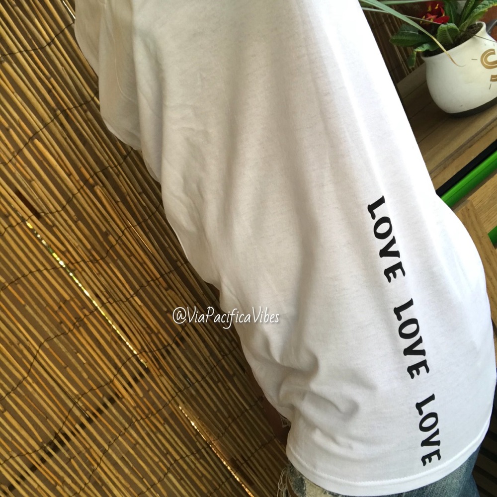 LOVE LOVE LOVE - UNDERSTATEMENT STATEMENT TEE